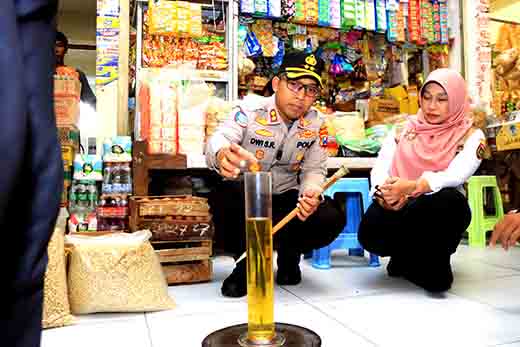 Kapolres ngawi bersama satgas pangan sidak minyakita di pasar besar