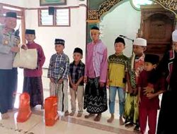 Kapolsek Babat Berbagi Kebahagiaan di Bulan Suci Ramadhan Bagikan Bingkisan Santunan Kepada Anak Yatim