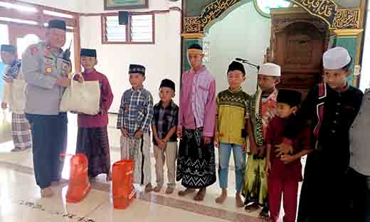 Kapolsek babat berbagi kebahagiaan di bulan suci ramadhan bagikan bingkisan santunan