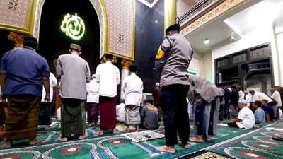 Kapolsek babat laksanakan giat sholat tarawih dan tadarus keliling untuk menjalin silaturahmi