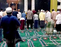 Kapolsek Babat Melaksanakan Shalat Tarawih dan Dilanjutkan Tadarus Bersama Warga
