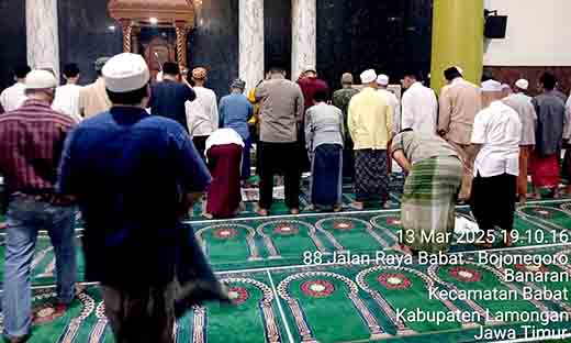 Kapolsek babat melaksanakan shalat tarawih dan dilanjutkan tadarus bersama warga