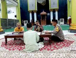 Kapolsek Babat Rutin Tadarus Al-Qur’an Bersama Warga Selesai Sholat Tarawih Berjamaah di Masjid Jami