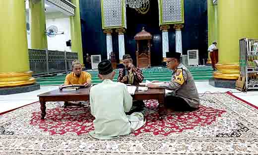 Kapolsek babat rutin tadarus al qur’an bersama warga selesai sholat tarawih berjamaah