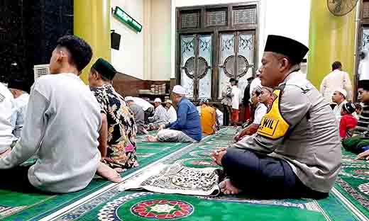Kapolsek babat dan anggota laksanakan sholat tarawih berjamaah di masjid jami kelurahan babat