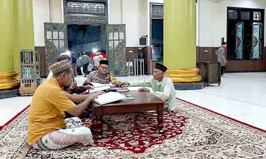 Kapolsek babat laksanakan giat tadarus bersama anggota di masjid jami.