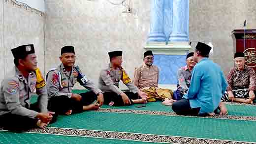 Kapolsek sekaran gelar silaturahmi dengan tokoh agama di masjid al muttaqin desa bulutengger