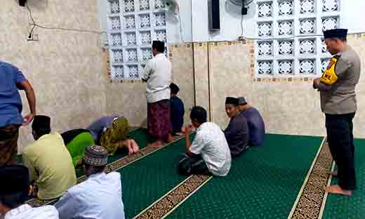 Kapolsek sekaran ikuti sholat isya dan tarawih berjamaah sekaligus sampaikan pesan kamtibmas