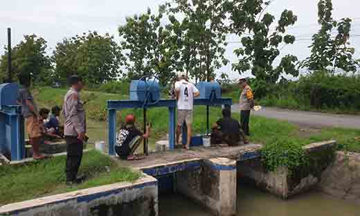 Kapolsek sekaran laksanakan patroli pengecekan ketinggian debit air sungai