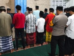 Kapolsek Sekaran Laksanakan Salat Tarawih di Masjid Al-Muttaqin Desa Bulutengger
