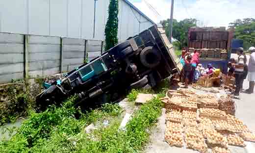 Kecelakaan tunggal truk bermuatan telor ayam akibat sopir mengantuk di pantura pemalang