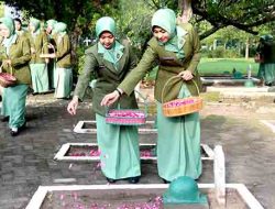 Kolaborasi Yon Armed 12 dan Kodim 0805 Peringati HUT Persit ke-79 dengan Ziarah ke Makam Pahlawan