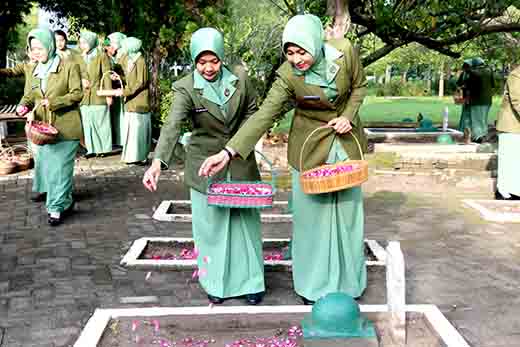 Kolaborasi yon armed 12 dan kodim 0805 peringati hut persit ke 79 dengan ziarah ke makam pahlawan