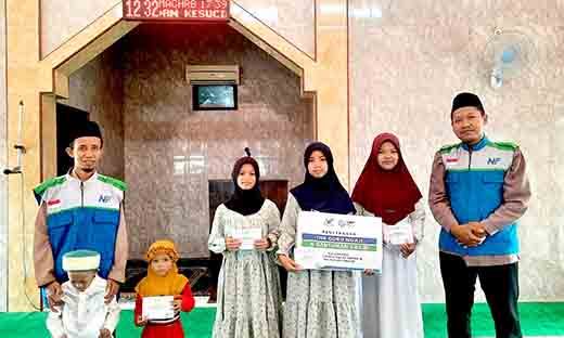 Lazis nurul falah gresik berbagi kebahagiaan bersama santri yatim