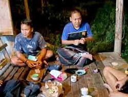 Patroli Malam Hari Polsek Laren Sambangi Para Pemuda Untuk Turut Serta Jaga Kamtibmas di Bulan Suci Ramadhan