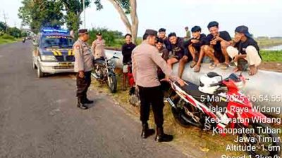 Patroli ngabuburit polsek babat berikan himbauan kepada pemuda