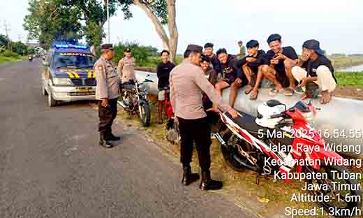 Patroli ngabuburit polsek babat berikan himbauan kepada pemuda