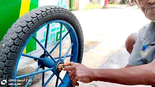 Pedagang keluhkan kualitas roda gerobak baznas senilai rp 3 juta