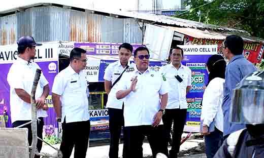 Peduli keselamatan masyarakat takalar, bupati takalar tinjau perbaikan jalan poros