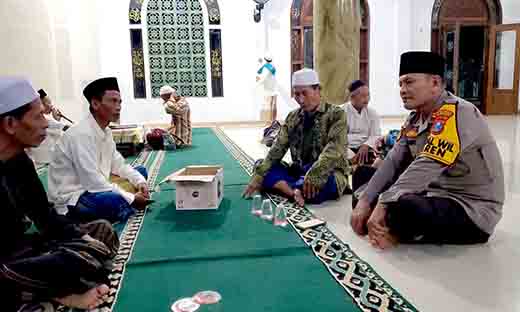 Pererat silaturahmi kapolsek laren berkunjung ke takmir masjid al muhajirin