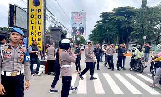 Polres rembang bagikan takjil di bulan ramadhan sebagai wujud kepedulian