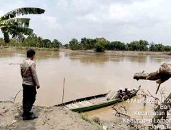 Polsek Babat Cek Ketinggian Debit Air Sungai Bengawan Solo Cegah Adanya Potensi Banjir