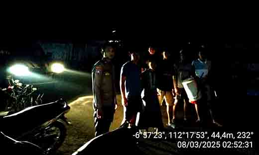 Polsek laren gelar patroli sahur di desa gampangsejati warga dihimbau jaga kamtibmas