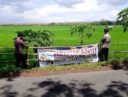 Polsek Laren Pasang Spanduk Larangan Penggunaan Aliran Listrik Untuk Jebakan Tikus