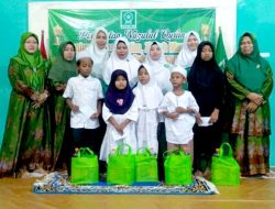 Fatayat NU Ranting Blawi Santuni Anak Yatim, Raih Berkah di Momen Nuzulul Qur’an