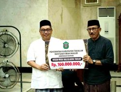 Tarwih Perdana Bersama Warga Takalar, Pemerintah Kab. Takalar Beri Kejutan Hibah Rp100 Juta untuk Masjid Agung