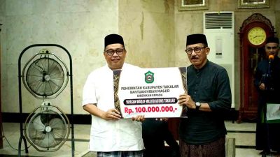 Tarwih Perdana Bersama Warga Takalar, Pemerintah Kab. Takalar Beri Kejutan Hibah Rp100 Juta untuk Masjid Agung