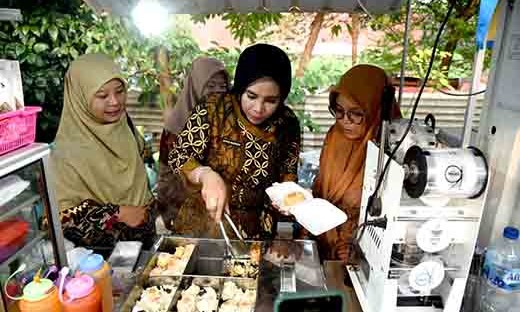 Tinjau produk umkm di taman, wabup sidoarjo dorong umkm naik kelas