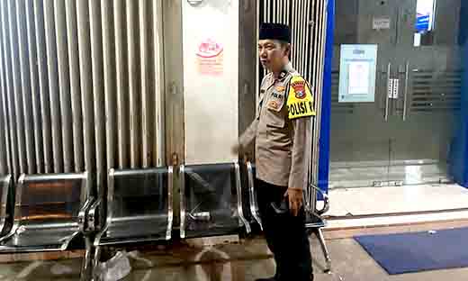 Untuk memastikan keamanan pada bulan suci ramadhan anggota polsek laren datangi mesin atm dan kantor bank bri.