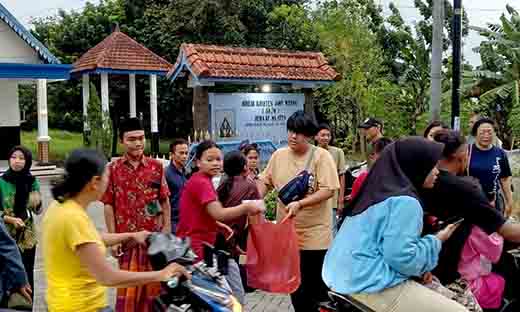 Wujud toleransi umat beragama jemaat gkjw bagi bagi takjil 3