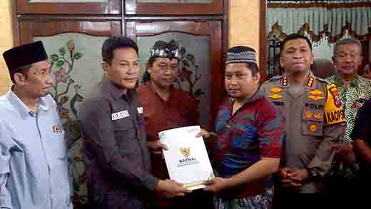 Bupati sidoarjo h.subandi takziah ke keluarga korban tragedi tanah longsor di pacet mojokerto