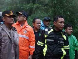 Cuaca tidak mendukung, polisi dan tim evakuasi sempat tunda pencarian korban longsor di pacet