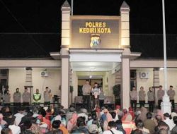 Berbagi Keberkahan Di Malam Mulia Penuh Kemenangan, Polisi Kota Kediri Bagikan 1.000 Paket Lebaran Untuk Warga