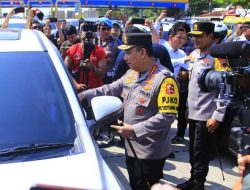 Kapolri Sapa dan Beri Bingkisan ke Pemudik di Tol Kalikangkung