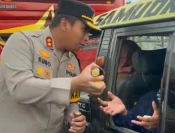 Pantau Arus Balik Lebaran di Mengkreng, Kapolres Kediri Berbagi Minuman Untuk Pengguna Jalan