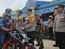 Kapolres Blitar Berbagi Helm Gratis Saat Pantau Arus Balik Lebaran 2025