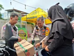 Bantu Pemudik Kehabisan Bensin, Polisi di Kota Kediri Tuai Pujian