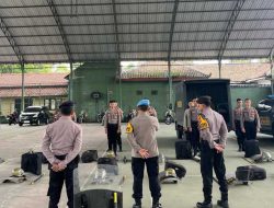 Propam Polres Kediri memantau langsung kegiatan latihan Pengendalian Masyarakat (Dalmas)