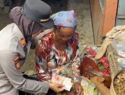 Polisi Datang Nenek Penjual Rempah yang Ditipu Pembeli Pakai Uang Mainan di Pamekasan Senyum Riang