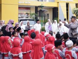 Anak-Anak RA Diponegoro Gurah Antusias Kunjungi Mapolres Kediri