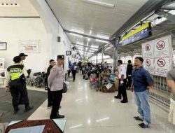 Polsek Babat Laksanakan Pengamanan Keberangkatan Suporter Bonek Mania Mengunakan Jasa Transportasi Kereta Api