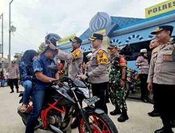 Kapolres Blitar Berbagi Helm Gratis Saat Pantau Arus Balik Lebaran 2025