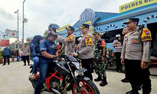 Kapolres blitar berbagi helm gratis saat pantau arus balik lebaran 2025 2