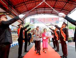 Kapolres Ngawi yang Baru Disambut Tari Orek-orek dan Pedang Pora