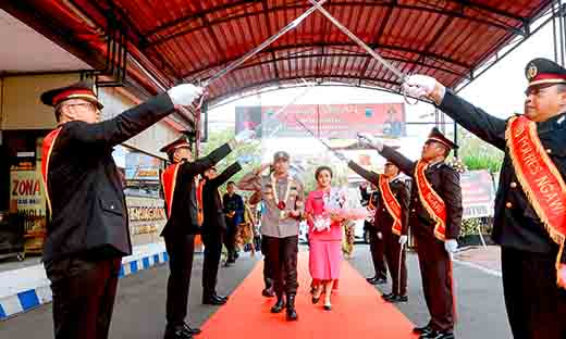 Kapolres ngawi yang baru disambut tari orek orek dan pedang pora
