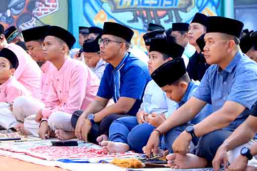 Kapolres dan anggota polres ngawi laksanakan salat ied di lapangan